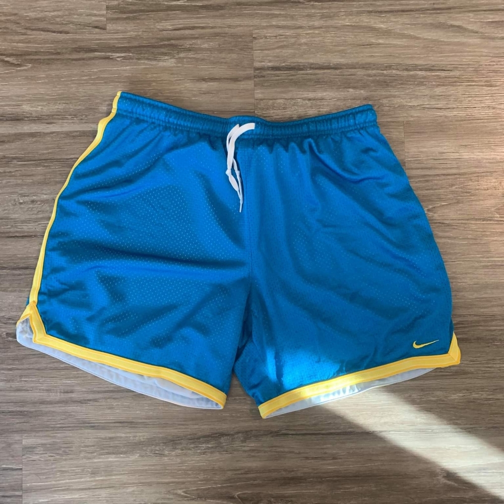 WOMANS NIKE SHORTS